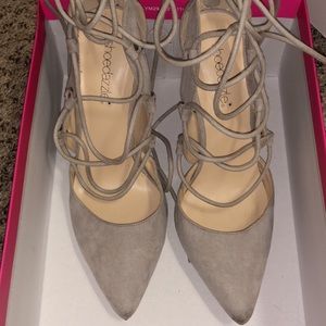 Lace-up pumps with back zipper